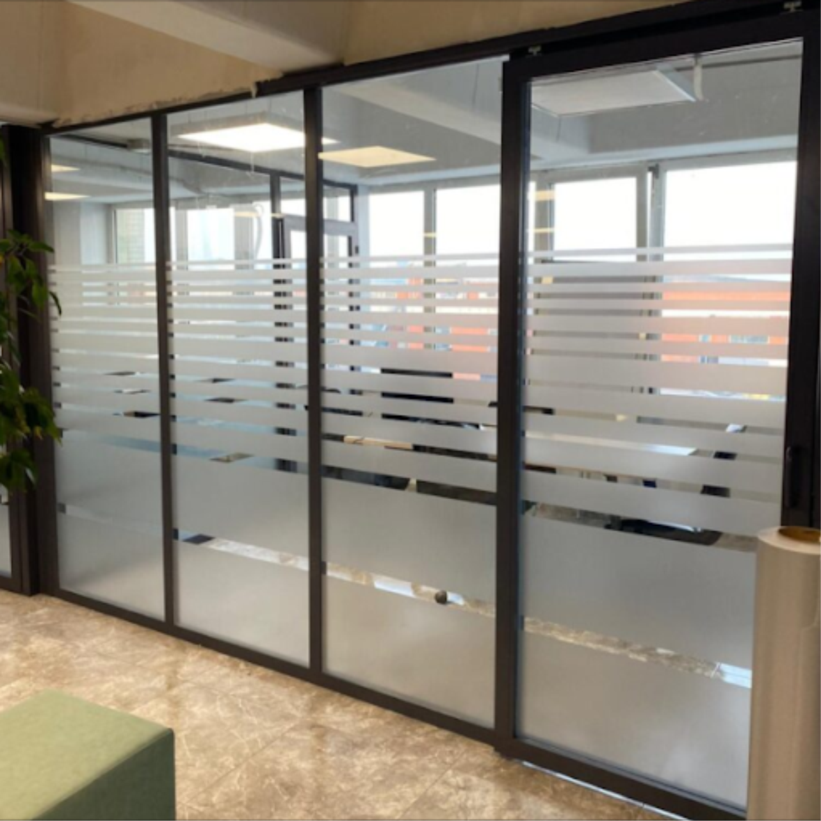 iç mekan buzlu folyo, kumlu yüzey folyo, vitrin cam kumlama, ofis cam desen folyo, gizlilik cam kaplama